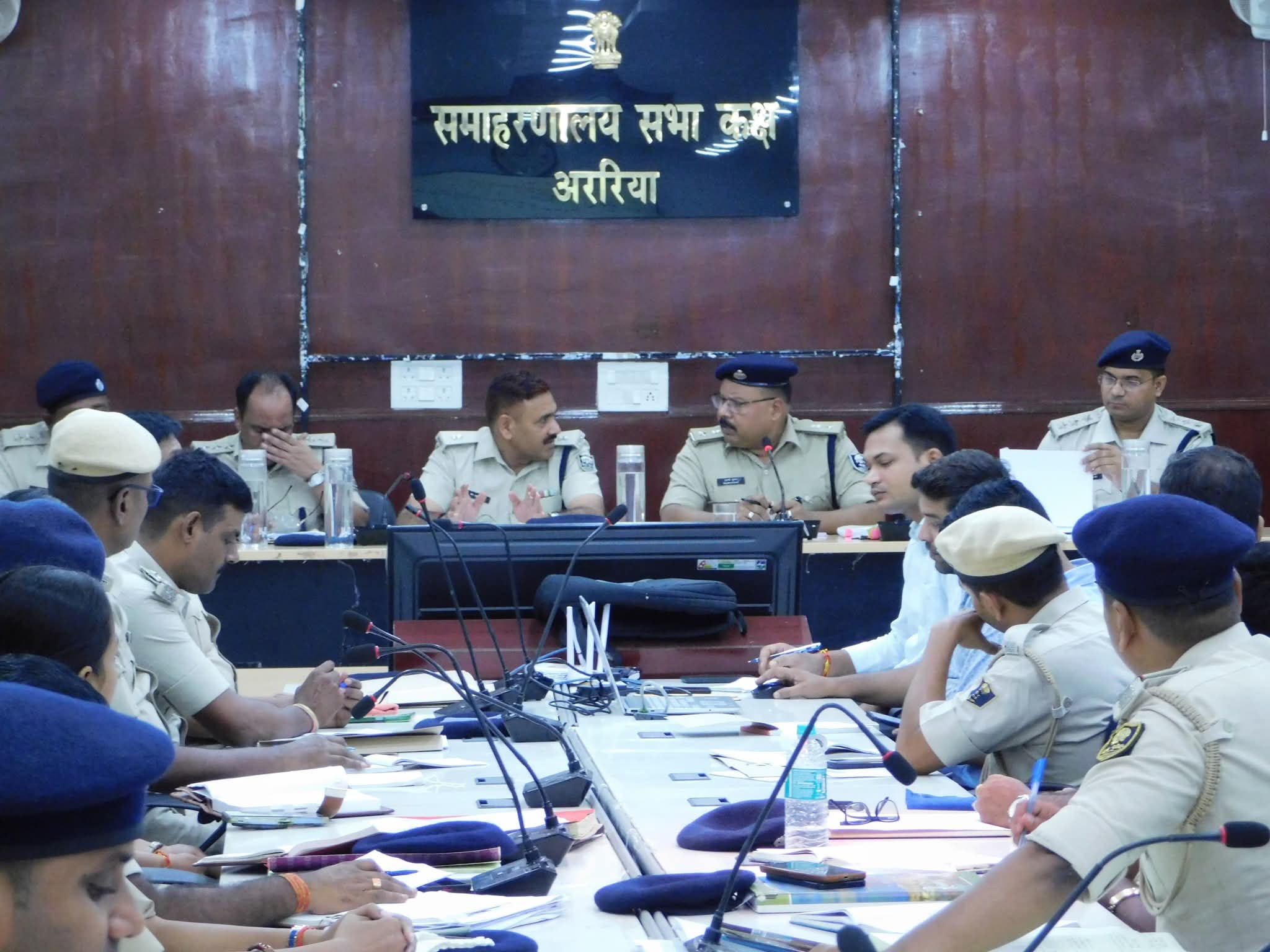 अररिया फोटो:एसपी मासिक अपराध गोष्ठी करते अररिया फोटो:एसपी मासिक अपराध गोष्ठी करते