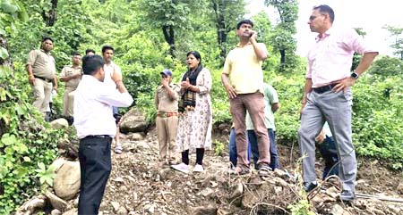देवखड़ी नाले के वन क्षेत्र में अपस्ट्रीम का किया निरीक्षण देवखड़ी नाले के वन क्षेत्र में अपस्ट्रीम का किया निरीक्षण