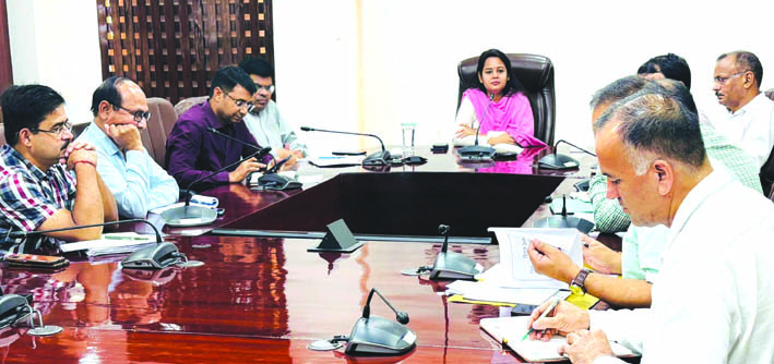 बैठक लेते हुए सीडीओ बैठक लेते हुए सीडीओ