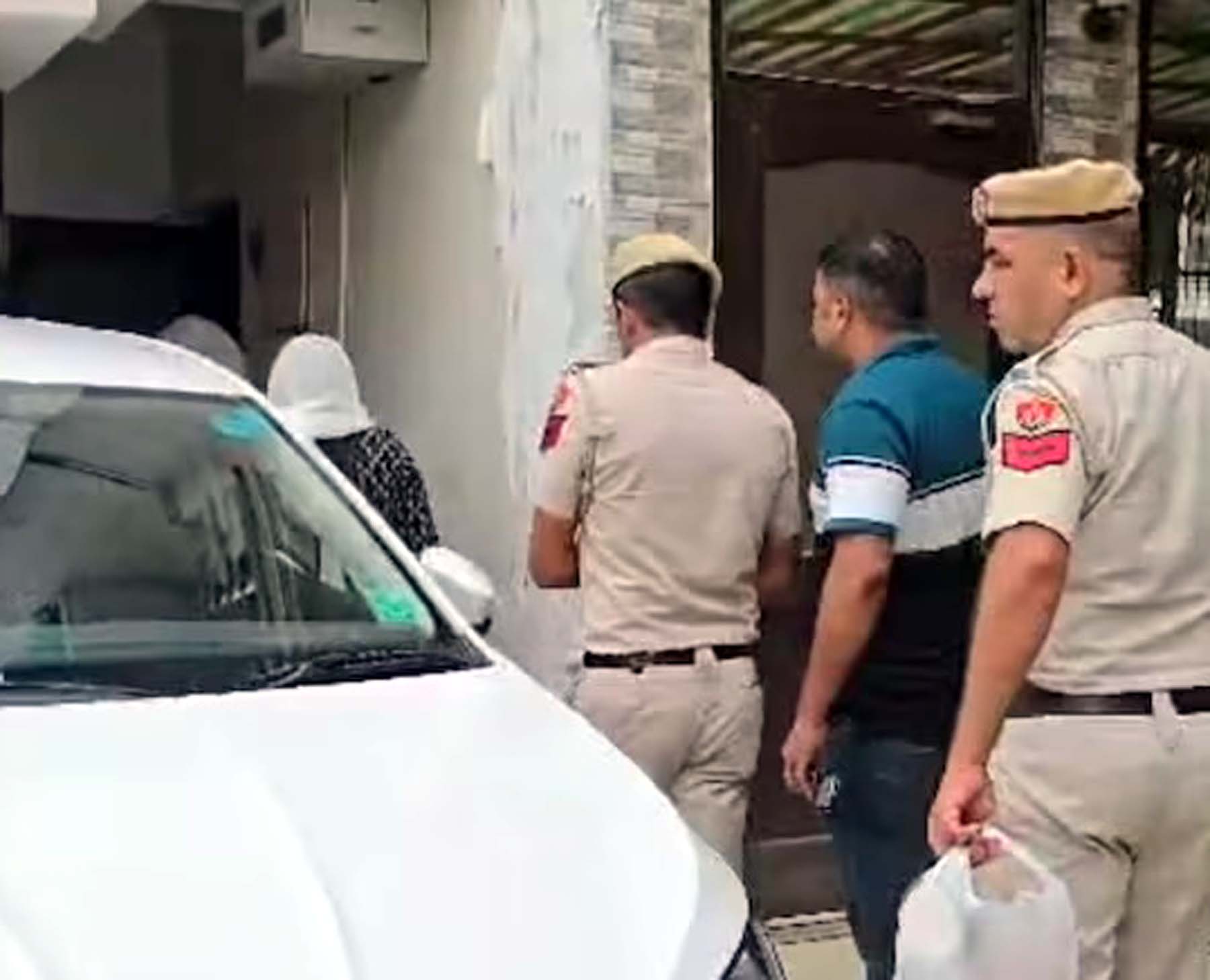 गुरुग्राम में टेनिस खिलाड़ी राधिका यादव की हत्या की सूचना पर उसके घर पहुंची पुलिस।