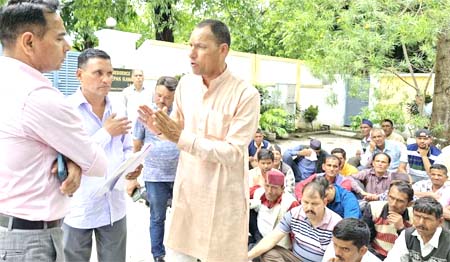 क्षेत्र पंचायत सदस्य पद की प्रत्याशी बचुली देवी का नामांकन खारिज होने पर क्षेत्र में आक्रोश क्षेत्र पंचायत सदस्य पद की प्रत्याशी बचुली देवी का नामांकन खारिज होने पर क्षेत्र में आक्रोश