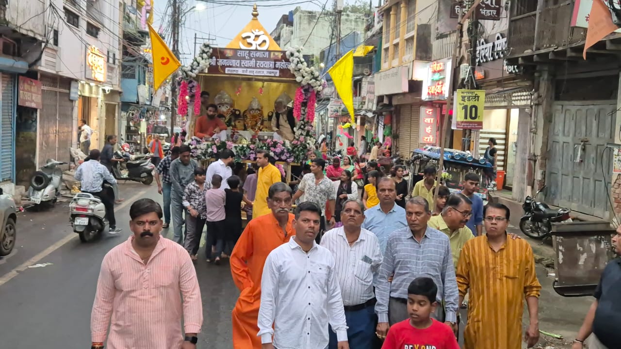 मौसी के घर से अपने धाम पहुंचे जगत के नाथ , भगवान जगन्नाथ स्वामी की वापसी रथयात्रा संपन्न मौसी के घर से अपने धाम पहुंचे जगत के नाथ , भगवान जगन्नाथ स्वामी की वापसी रथयात्रा संपन्न