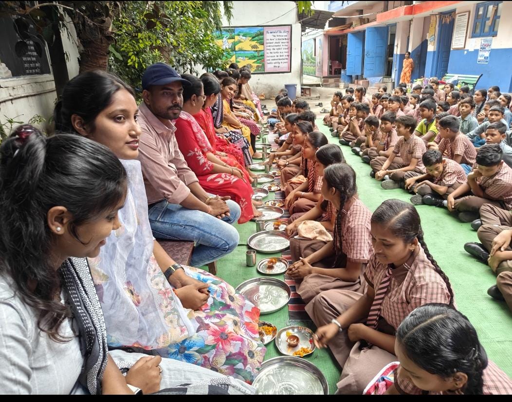 ज्ञान अमृत इंग्लिश स्कूल धमतरी में गुरुजनों और पालकों का चरण वंदन करते हुए विद्यार्थी। ज्ञान अमृत इंग्लिश स्कूल धमतरी में गुरुजनों और पालकों का चरण वंदन करते हुए विद्यार्थी।