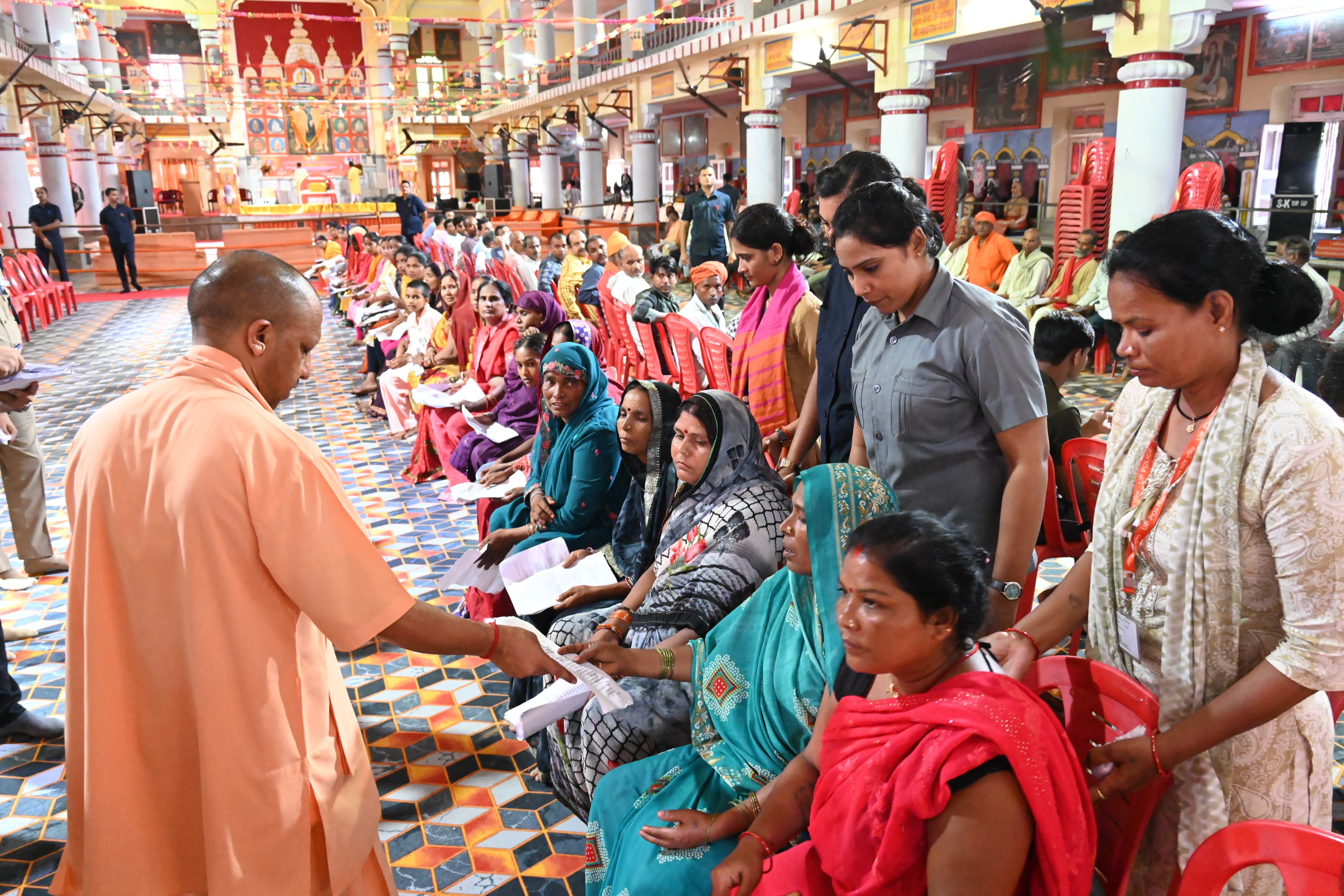 गुरु पूर्णिमा के आनुष्ठानिक कार्यक्रम की व्यस्तता के बाद भी सीएम ने जनता दर्शन में सुनीं समस्याएं* गुरु पूर्णिमा के आनुष्ठानिक कार्यक्रम की व्यस्तता के बाद भी सीएम ने जनता दर्शन में सुनीं समस्याएं*