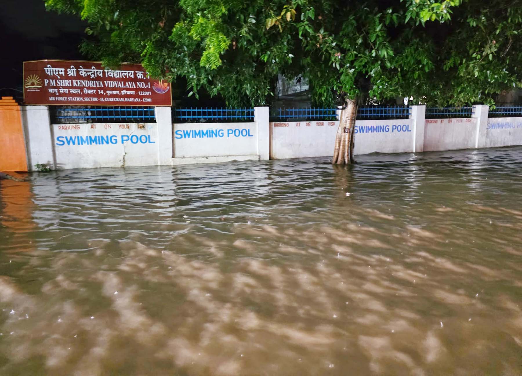 गुरुग्राम में पुराना दिल्ली रोड पर बीती रात से हो रही बरसात से सडक़ बनी स्वीमिंग पूल। गुरुग्राम में पुराना दिल्ली रोड पर बीती रात से हो रही बरसात से सडक़ बनी स्वीमिंग पूल।