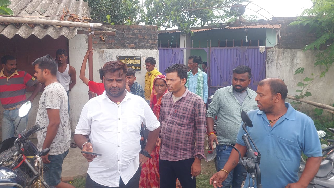 अररिया फोटो:परिजन हॉस्टल में जानकारी लेते अररिया फोटो:परिजन हॉस्टल में जानकारी लेते