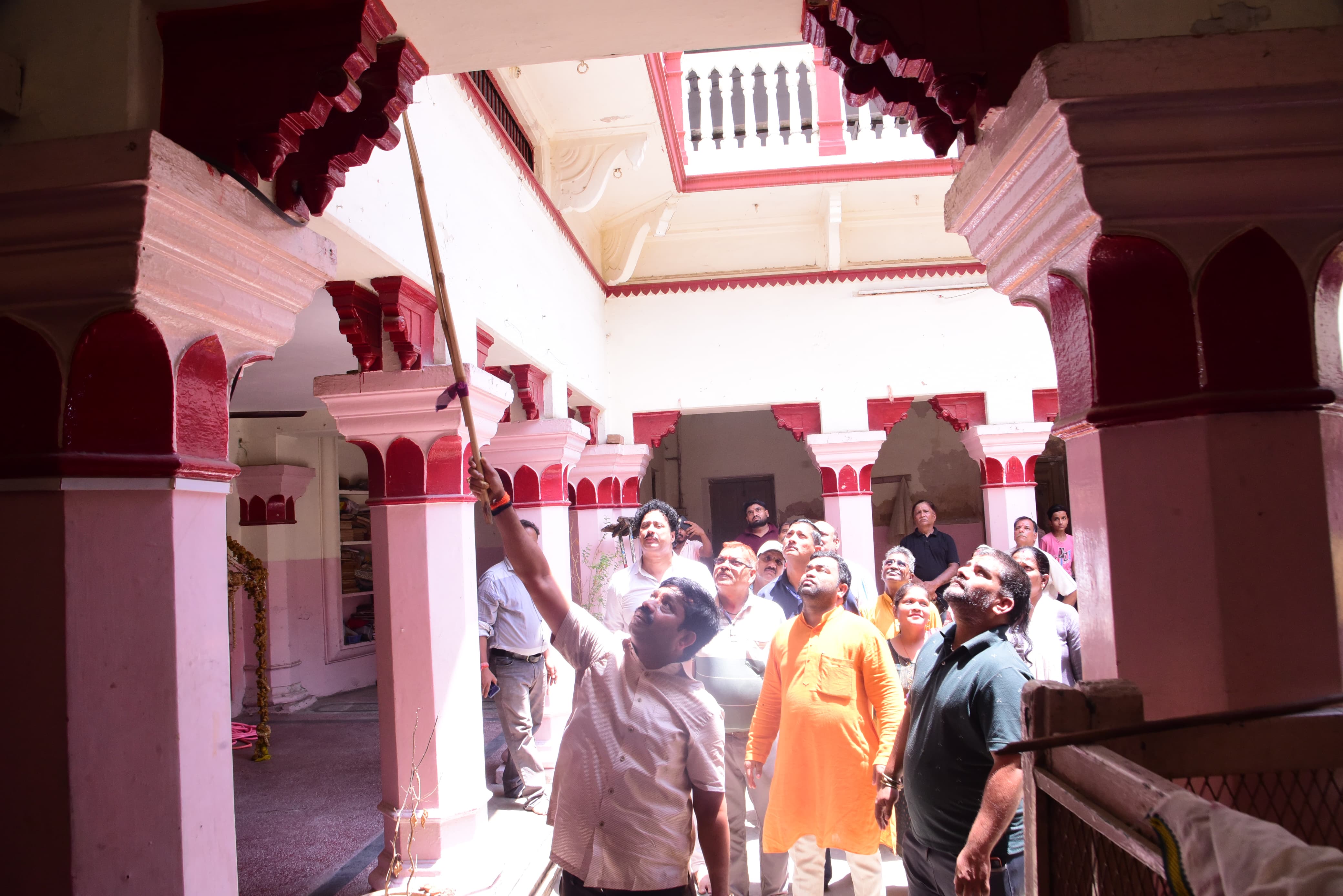प्रयागराज के हाटकेश्वरनाथ मंदिर में सफाई करते हुए मंत्री नंदी का छाया चित्र प्रयागराज के हाटकेश्वरनाथ मंदिर में सफाई करते हुए मंत्री नंदी का छाया चित्र