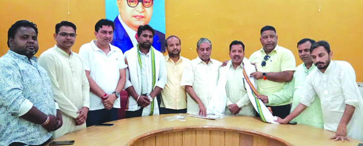 स्वागत करते हुए स्वागत करते हुए