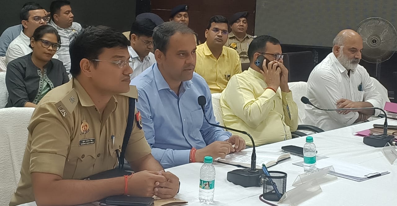 पंचायत भवन सभागार में जिलाधिकारी अनुज सिंह की अध्यक्षता में कांवड़ यात्रा से सम्बन्धित जत्थेदार, कैंप संचालक और भंडारा आयोजकों के साथ बैठक संपन्न