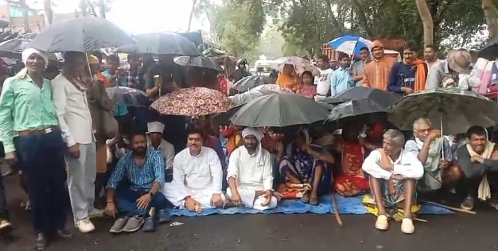 सडक में बैठे विधायक सडक में बैठे विधायक