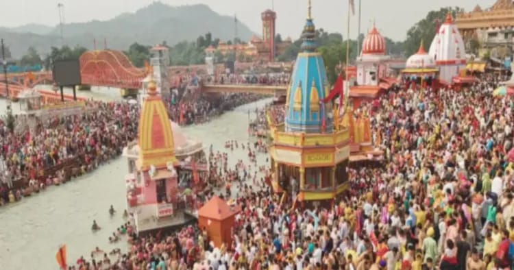 हर की पौड़ी स्थित ब्रह्म कुंड पर स्नान के लिए उमड़े श्रद्धालु। हर की पौड़ी स्थित ब्रह्म कुंड पर स्नान के लिए उमड़े श्रद्धालु।