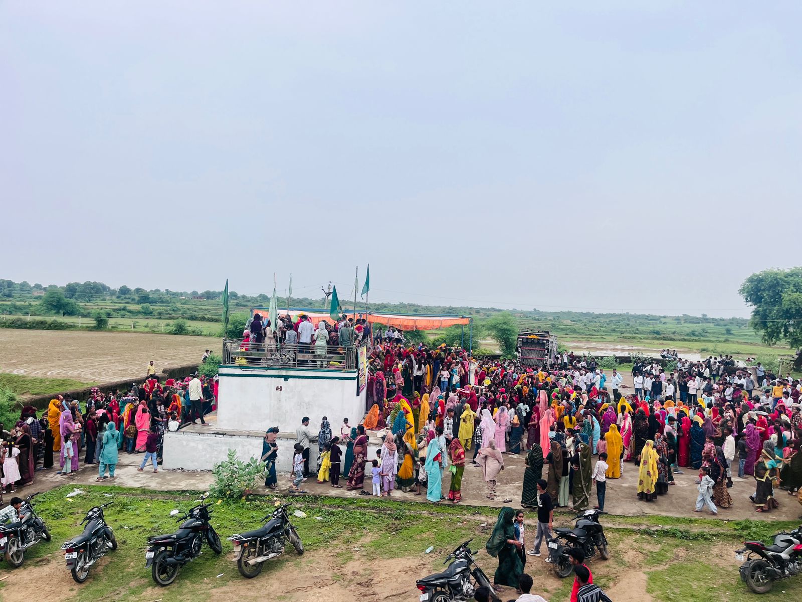 गुरुपूर्णिमा पर मेवाडा गांव के पीर का मजार पर लगा गुरुपूर्णिमा पर मेवाडा गांव के पीर का मजार पर लगा