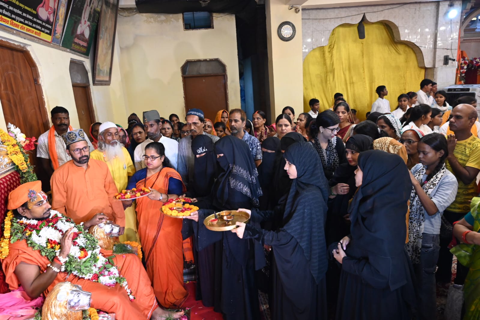 मुस्लिम महिलाए जगद्गुरु बालक देवाचार्य की आरती उतारते हुए मुस्लिम महिलाए जगद्गुरु बालक देवाचार्य की आरती उतारते हुए