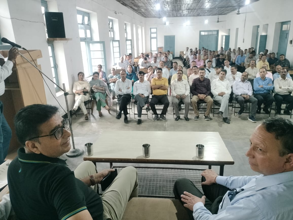 जिला स्तरीय बैठक में भाग लेते प्रतिभागी। जिला स्तरीय बैठक में भाग लेते प्रतिभागी।