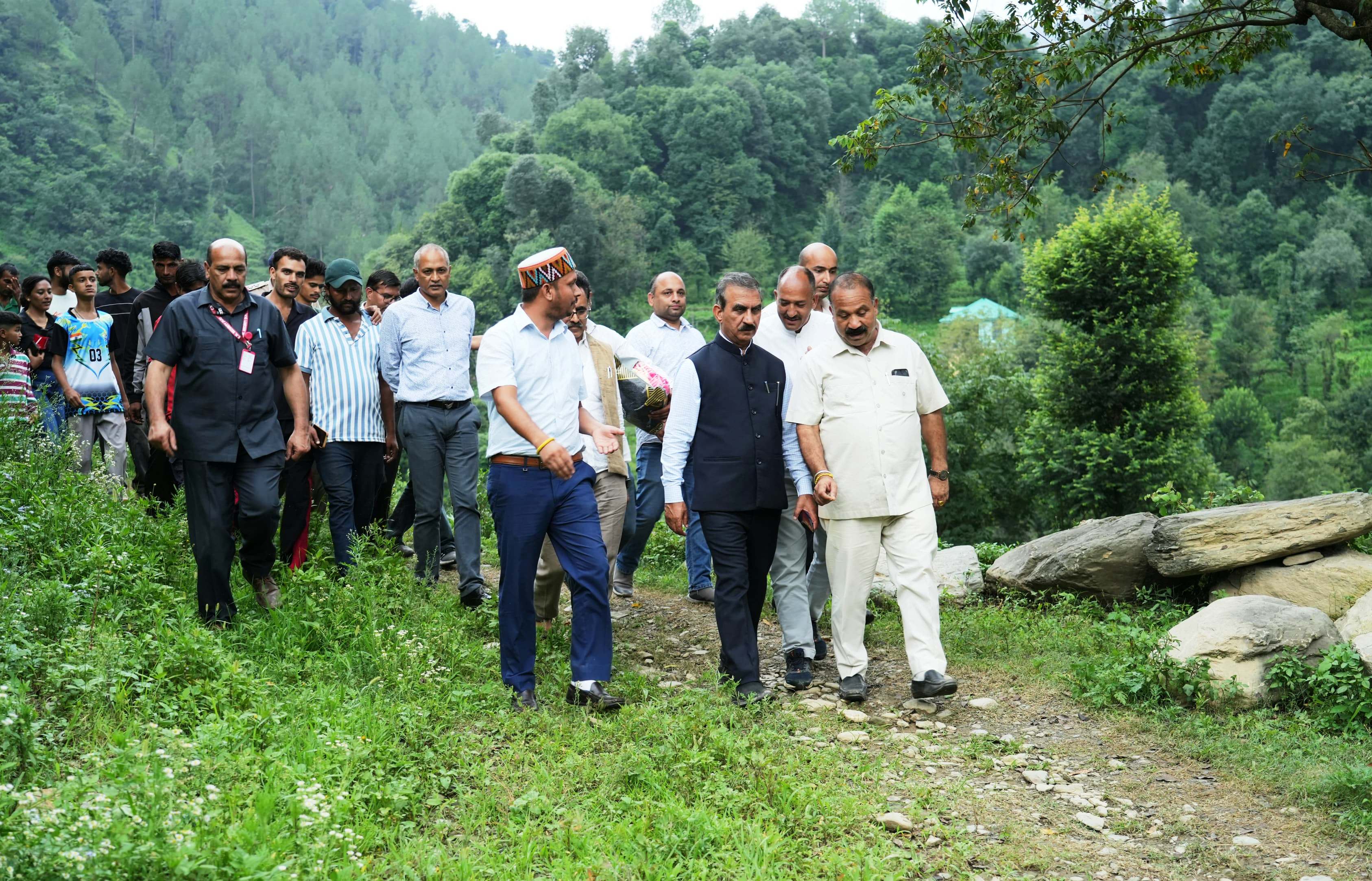 नाचन के आपदा ग्रस्त फंगल्यूर का दाैरा करते हुए मुख्यमंत्री। नाचन के आपदा ग्रस्त फंगल्यूर का दाैरा करते हुए मुख्यमंत्री।
