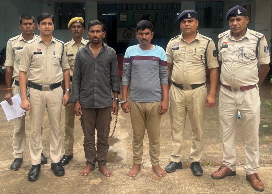 कुरूद थाना में गिरफ्तार दोनों आरोपित पुलिस हिरासत में। कुरूद थाना में गिरफ्तार दोनों आरोपित पुलिस हिरासत में।