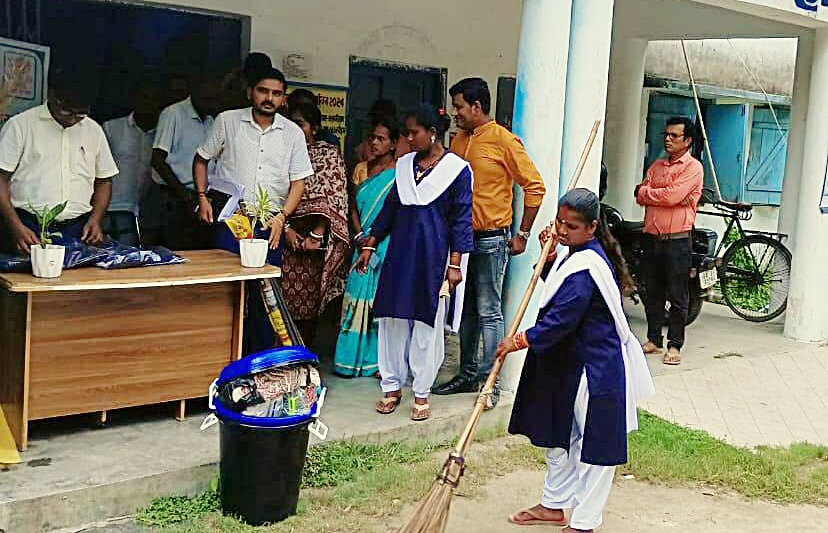 सफाई करते हुए जीविका दीदी सफाई करते हुए जीविका दीदी