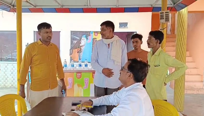 नीलकंठ फैमिली रेस्टोरेंट पर स्टाफ से पूछताछ करते खाद्य सुरक्षा अधिकारी।