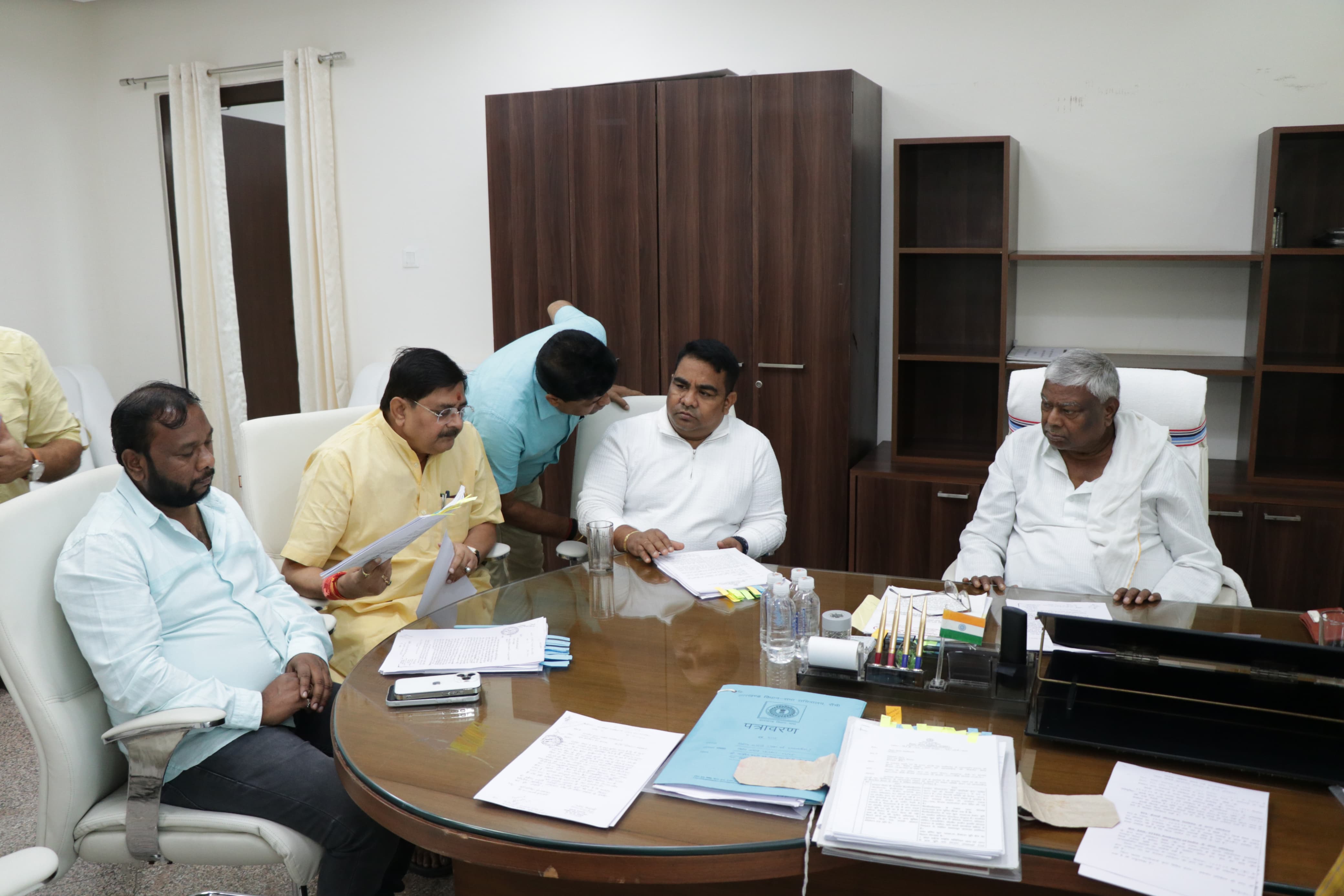विधानसभा की समिति के सदस्यों की तस्वीर विधानसभा की समिति के सदस्यों की तस्वीर