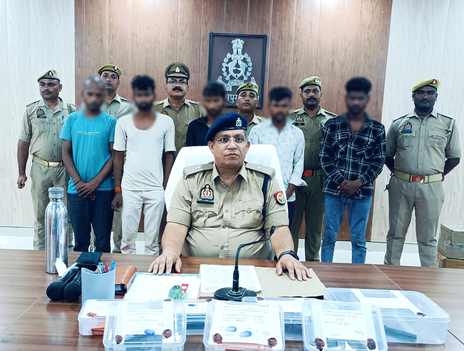 पुलिस लाइन स्थित सभागार में आयोजित पत्रकार वार्ता के दौरान अपर पुलिस अधीक्षक नगर रितेश सिंह व आरोपी एवं पुलिस।