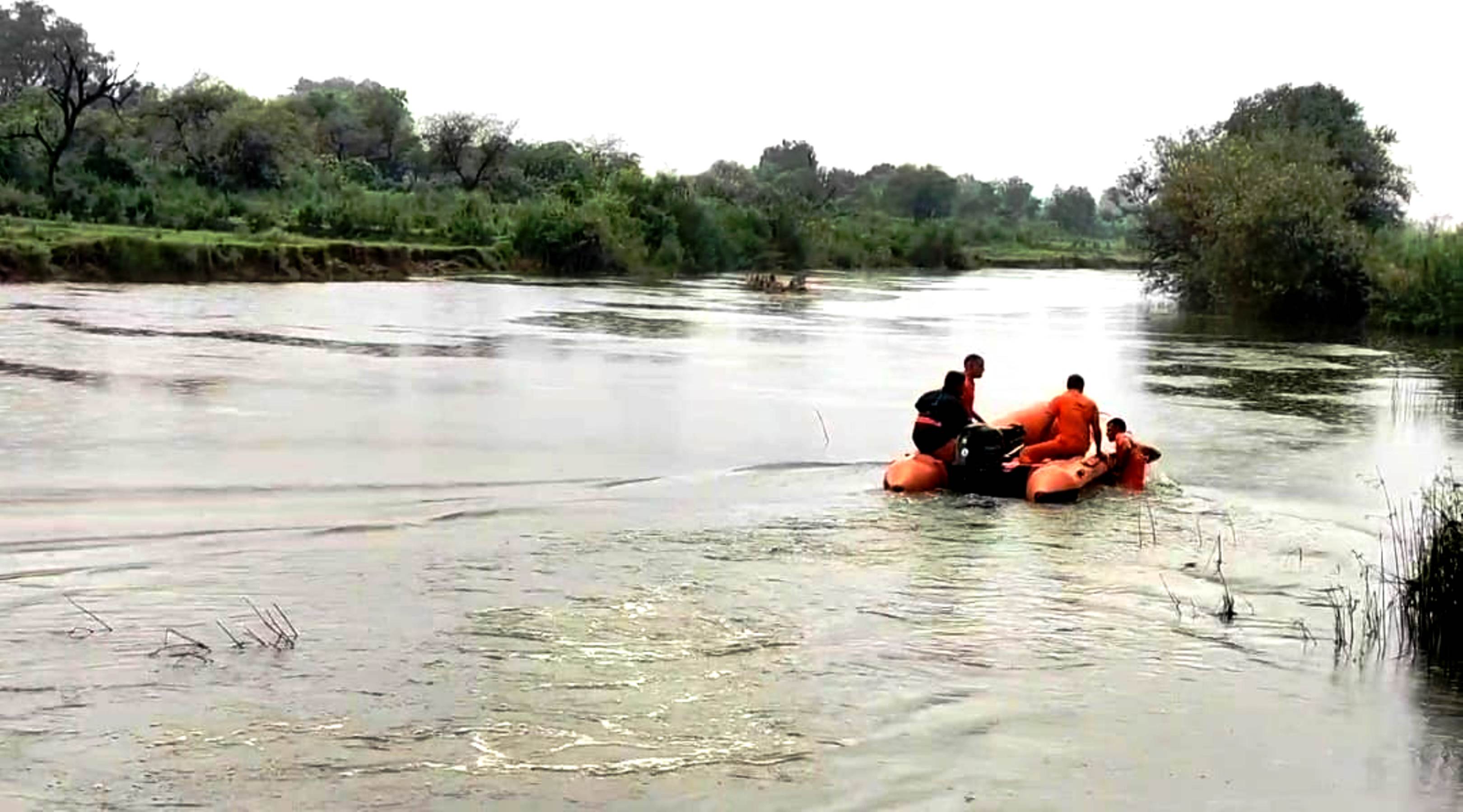 पार्वती नदी में चार युवक डूबे, तीन को बचाया पार्वती नदी में चार युवक डूबे, तीन को बचाया