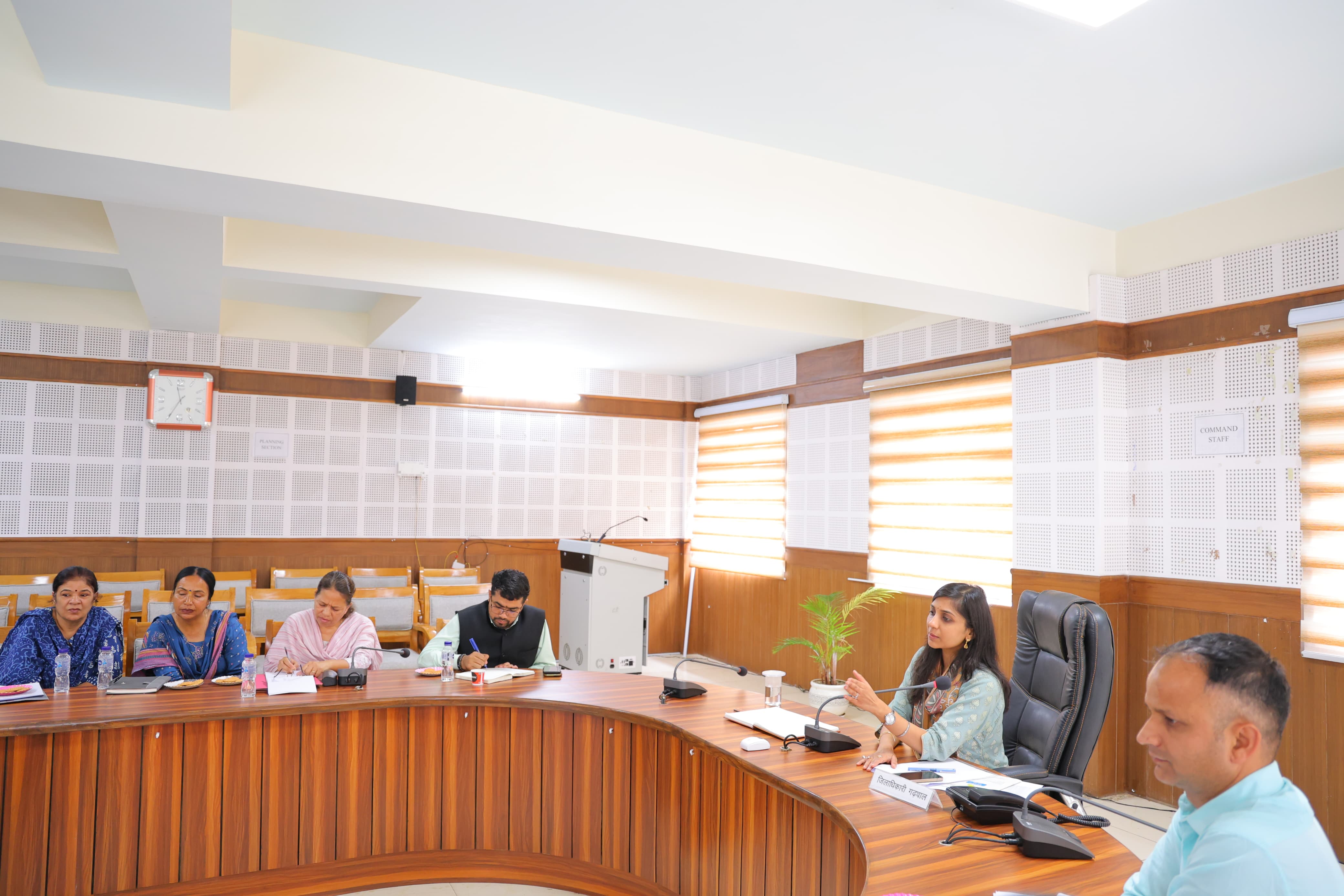 पौड़ी में केंद्र व राज्य पोषित योजनाओं की संबंध में अधिकारों से के साथ बैठक लेती जिलाधिकारी पौड़ी में केंद्र व राज्य पोषित योजनाओं की संबंध में अधिकारों से के साथ बैठक लेती जिलाधिकारी