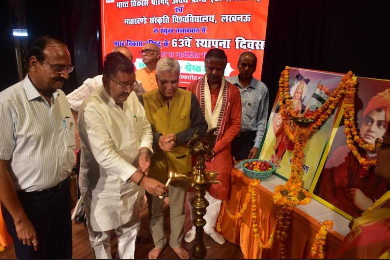 दीप जलाकर कार्यक्रम का शुभारम्भ करते मंत्री जयवीर सिंह