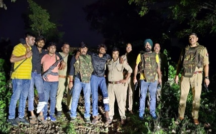 घायलों को मेडिकल कॉलेज ले जाते पुलिस कर्मी घायलों को मेडिकल कॉलेज ले जाते पुलिस कर्मी
