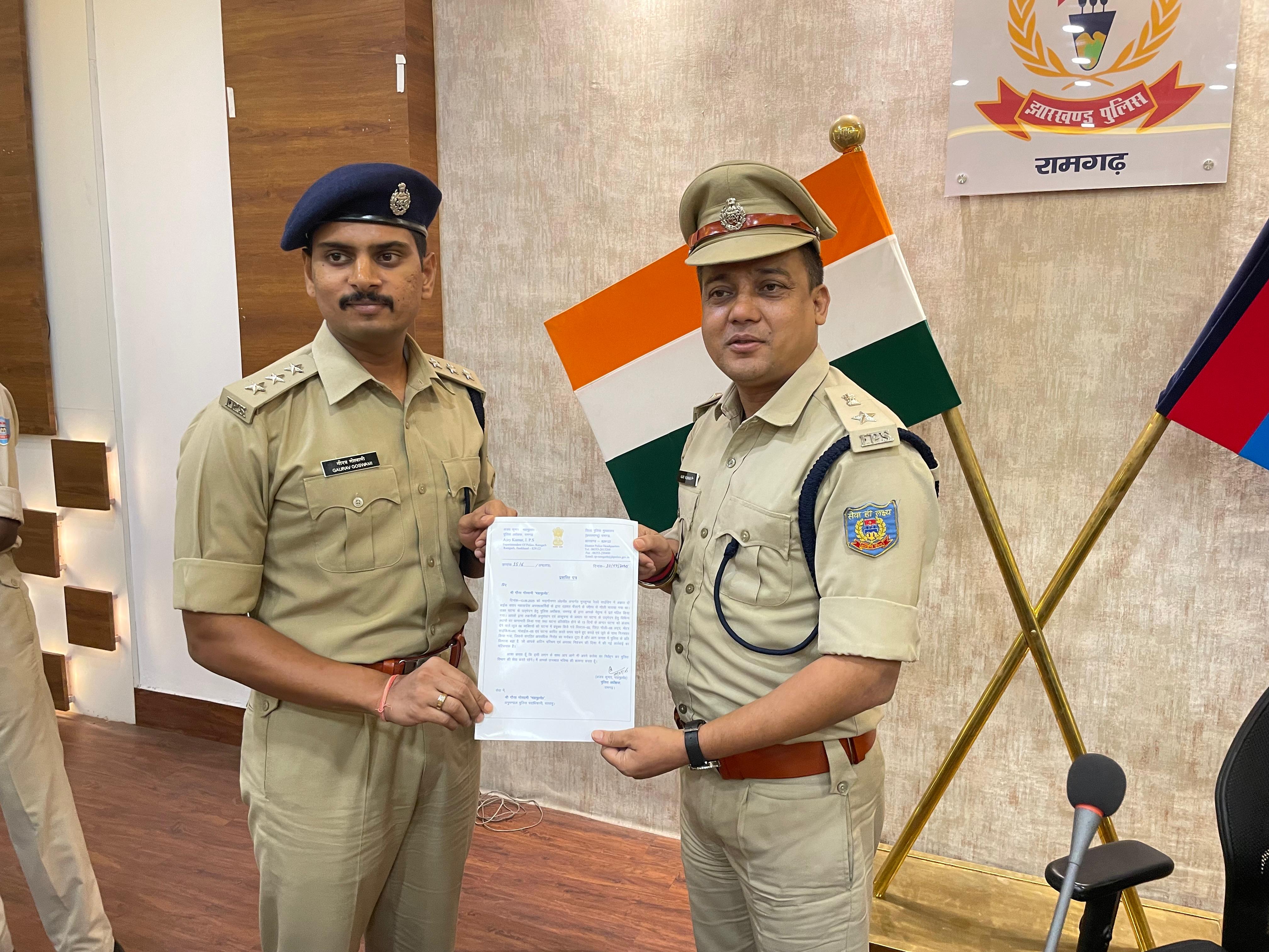 सम्मानित हुए अधिकारी सम्मानित हुए अधिकारी