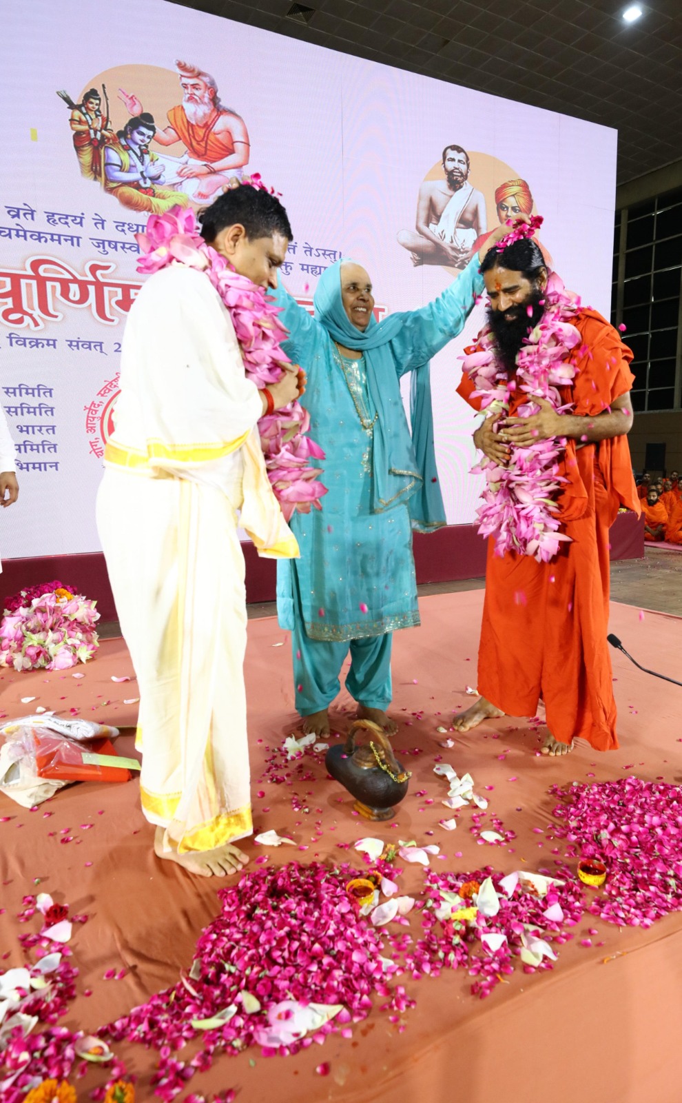 एक दूसरे को माल्यार्पण करने के बाद स्वामी रामदेव व आचार्य बालकृष्ण एक दूसरे को माल्यार्पण करने के बाद स्वामी रामदेव व आचार्य बालकृष्ण