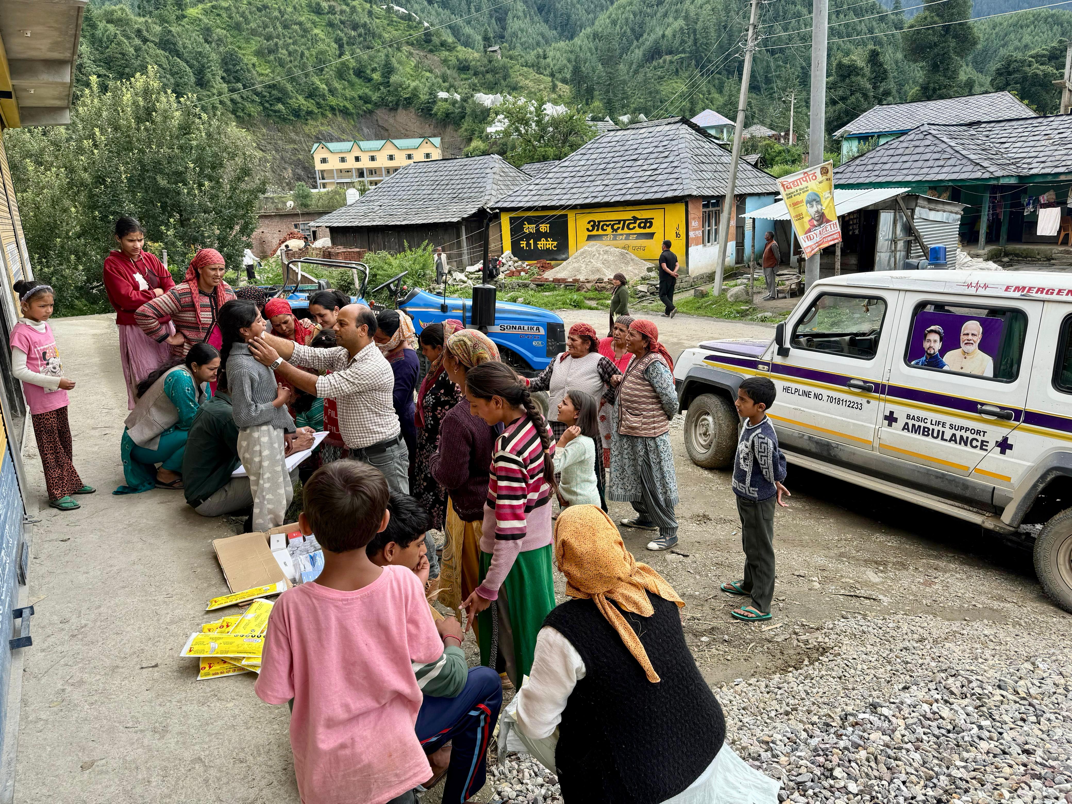 अस्पताल -सांसद मोबाइल स्वास्थ्य सेवा की मोबाइल मेडिकल वैन स्वास्थ्य सेवाएं देते हुए। अस्पताल -सांसद मोबाइल स्वास्थ्य सेवा की मोबाइल मेडिकल वैन स्वास्थ्य सेवाएं देते हुए।