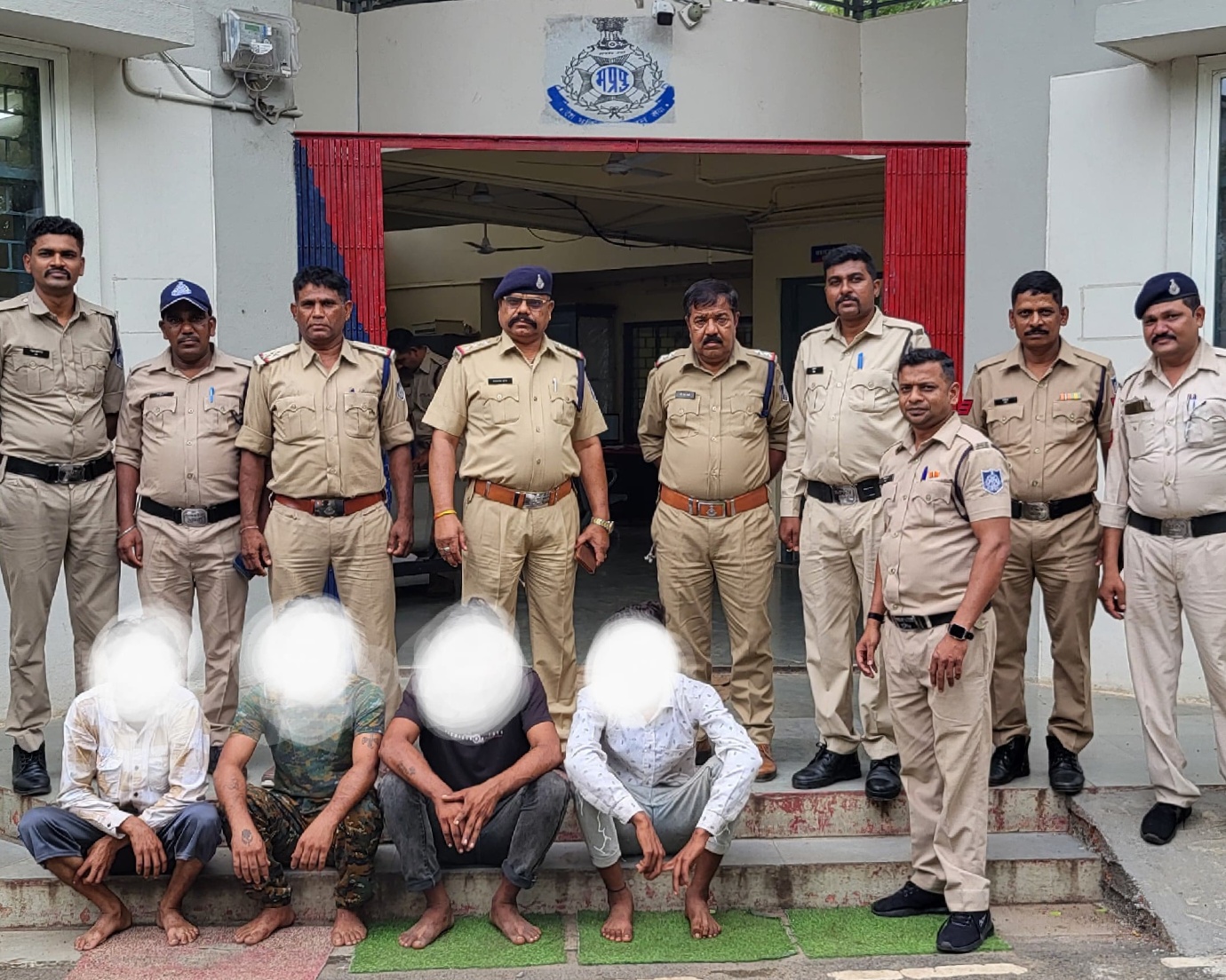 पेटलावद पुलिस द्वारा पकड़े आरोपित पेटलावद पुलिस द्वारा पकड़े आरोपित
