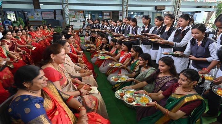 इंदौर में गुरुजनों के सम्मान में भावभीना गुरुपूर्णिमा उत्सव का हुआ गरिमामय आयोजन इंदौर में गुरुजनों के सम्मान में भावभीना गुरुपूर्णिमा उत्सव का हुआ गरिमामय आयोजन