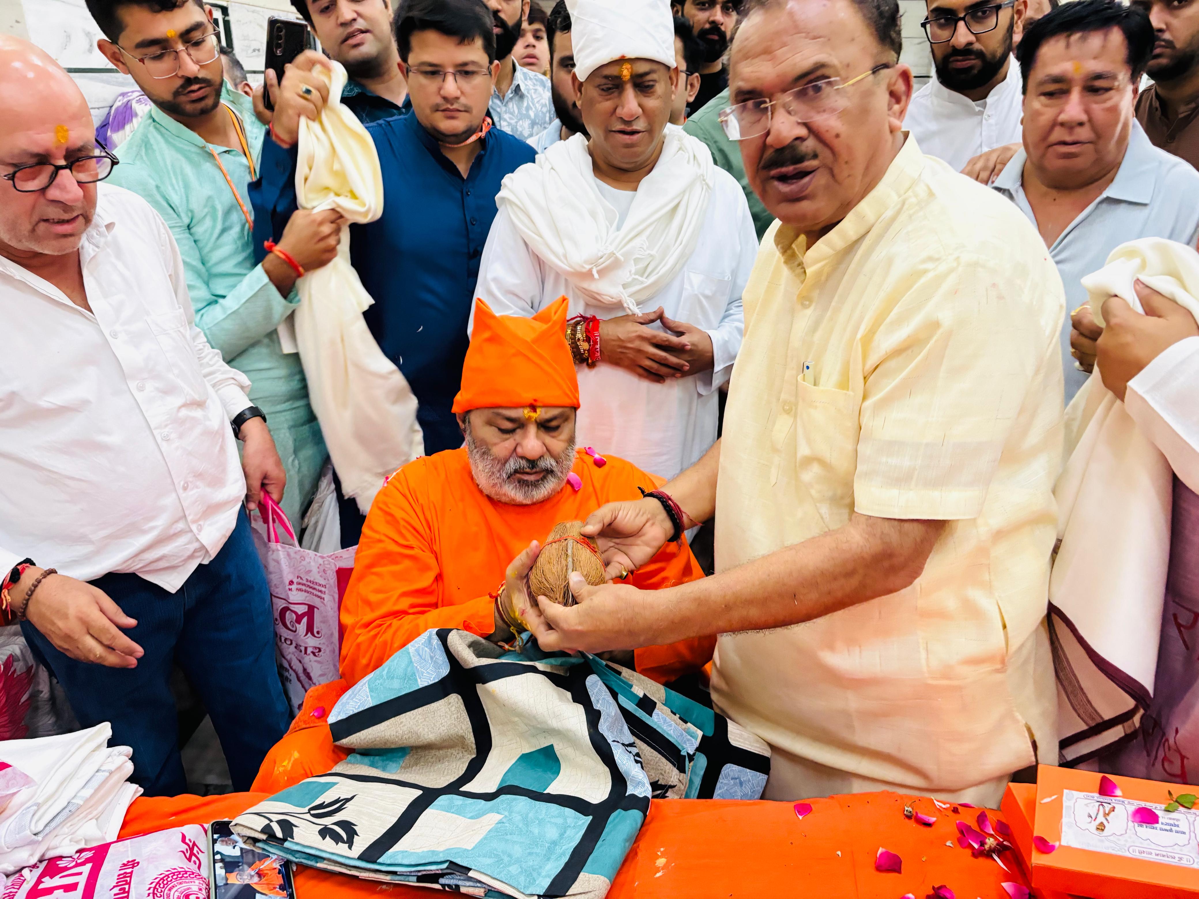 गुरू पूर्णिमा पर देवनानी ने लिया आशीर्वाद गुरू पूर्णिमा पर देवनानी ने लिया आशीर्वाद