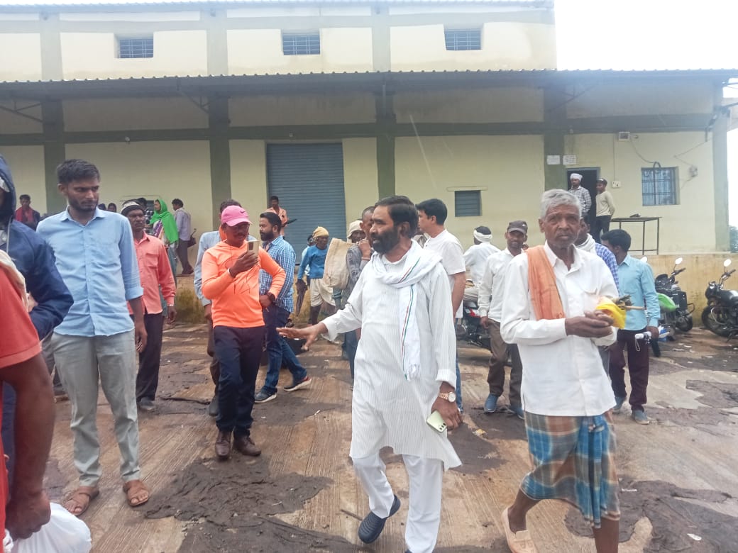 गाेदाम काे देख कर बाहर आते विधायक गाेदाम काे देख कर बाहर आते विधायक