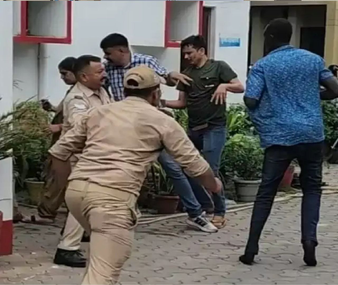 Sudan man fight with haldwani police Sudan man fight with haldwani police