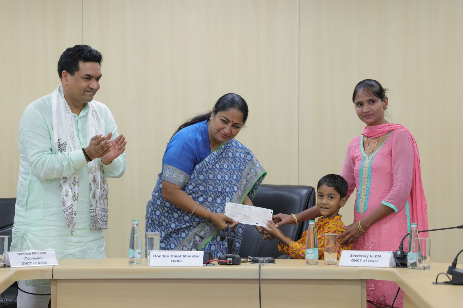 दिल्ली सचिवालय में शुक्रवार को दिल्ली हाट आग्निकांड से प्रभावित शिल्पकारों को पांच-पांच लाख रुपये कै चैक देती मु दिल्ली सचिवालय में शुक्रवार को दिल्ली हाट आग्निकांड से प्रभावित शिल्पकारों को पांच-पांच लाख रुपये कै चैक देती मु