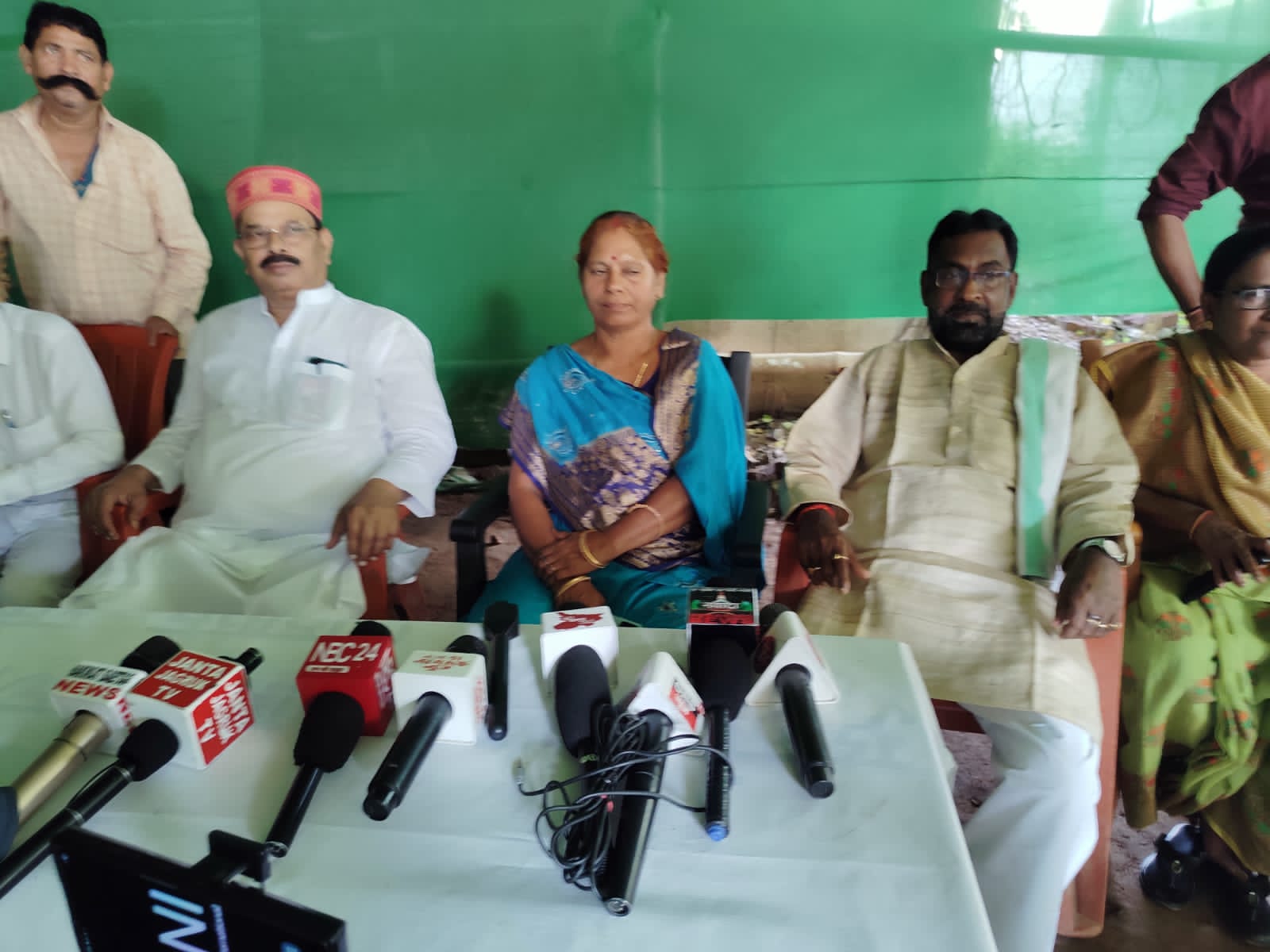 प्रेसवार्ता में विधायक गण प्रेसवार्ता में विधायक गण