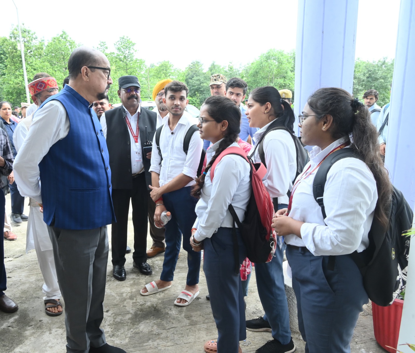 राज्यपाल डेका छात्रों से चर्चाकरते राज्यपाल डेका छात्रों से चर्चाकरते