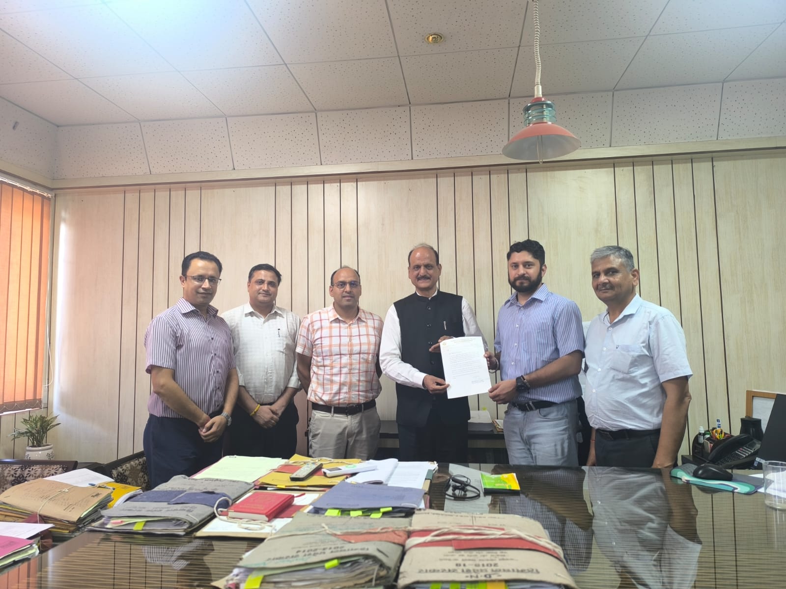 आपदा प्रभावितों के लिए राहत सामग्री सौंपते हुए। आपदा प्रभावितों के लिए राहत सामग्री सौंपते हुए।