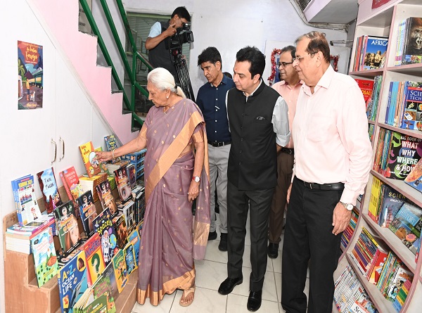 राज्यपाल आनंदीबेन पटेल ने यूनिवर्सल बुक सेलर्स का भ्रमण किया राज्यपाल आनंदीबेन पटेल ने यूनिवर्सल बुक सेलर्स का भ्रमण किया