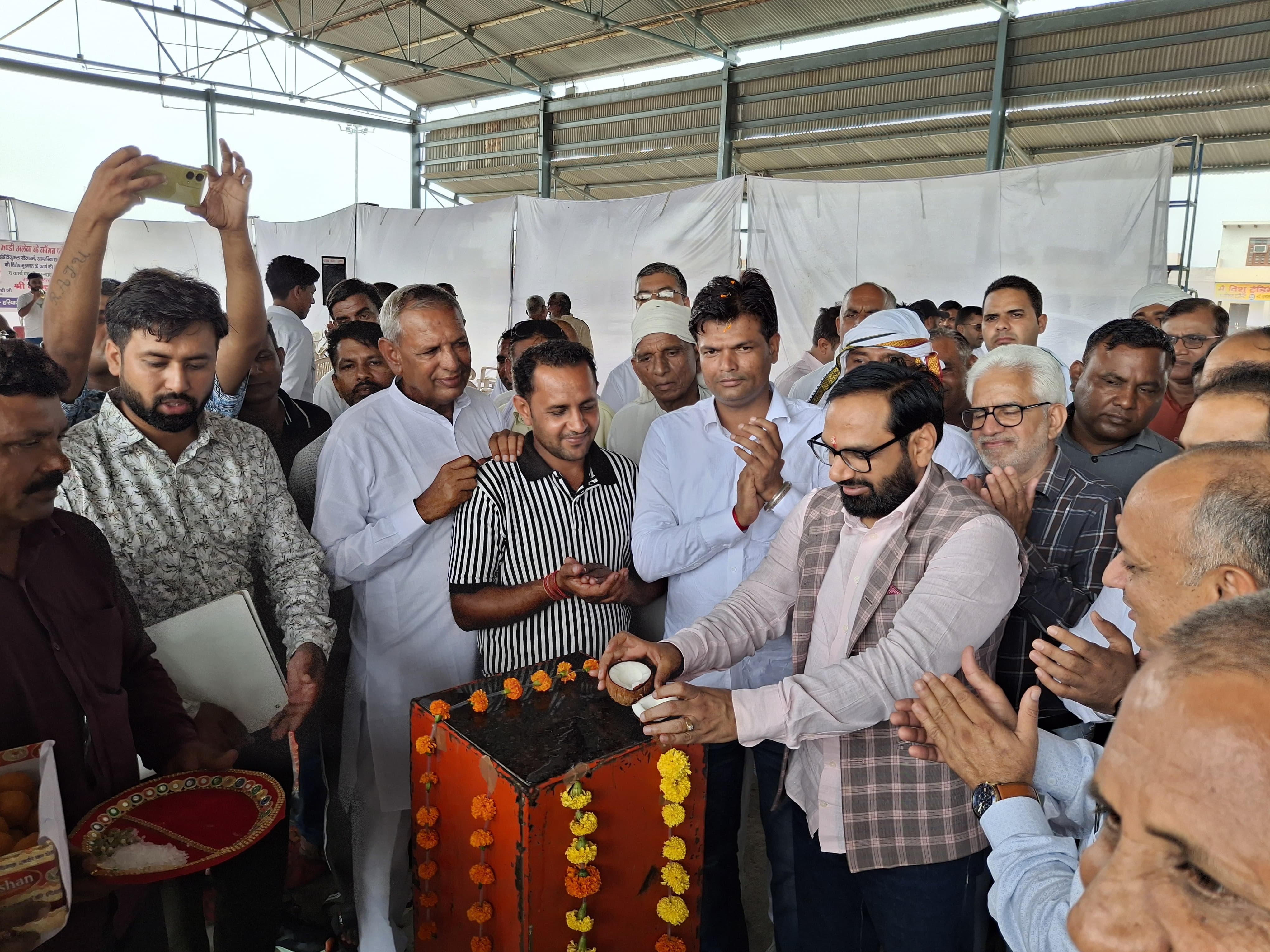 उचाना हलके की अलेवा मंडी में नारियल फोड़ कर कार्य का शुभारंभ करते हुए विधायक देवेंद्र चतरभुज अत्री। उचाना हलके की अलेवा मंडी में नारियल फोड़ कर कार्य का शुभारंभ करते हुए विधायक देवेंद्र चतरभुज अत्री।