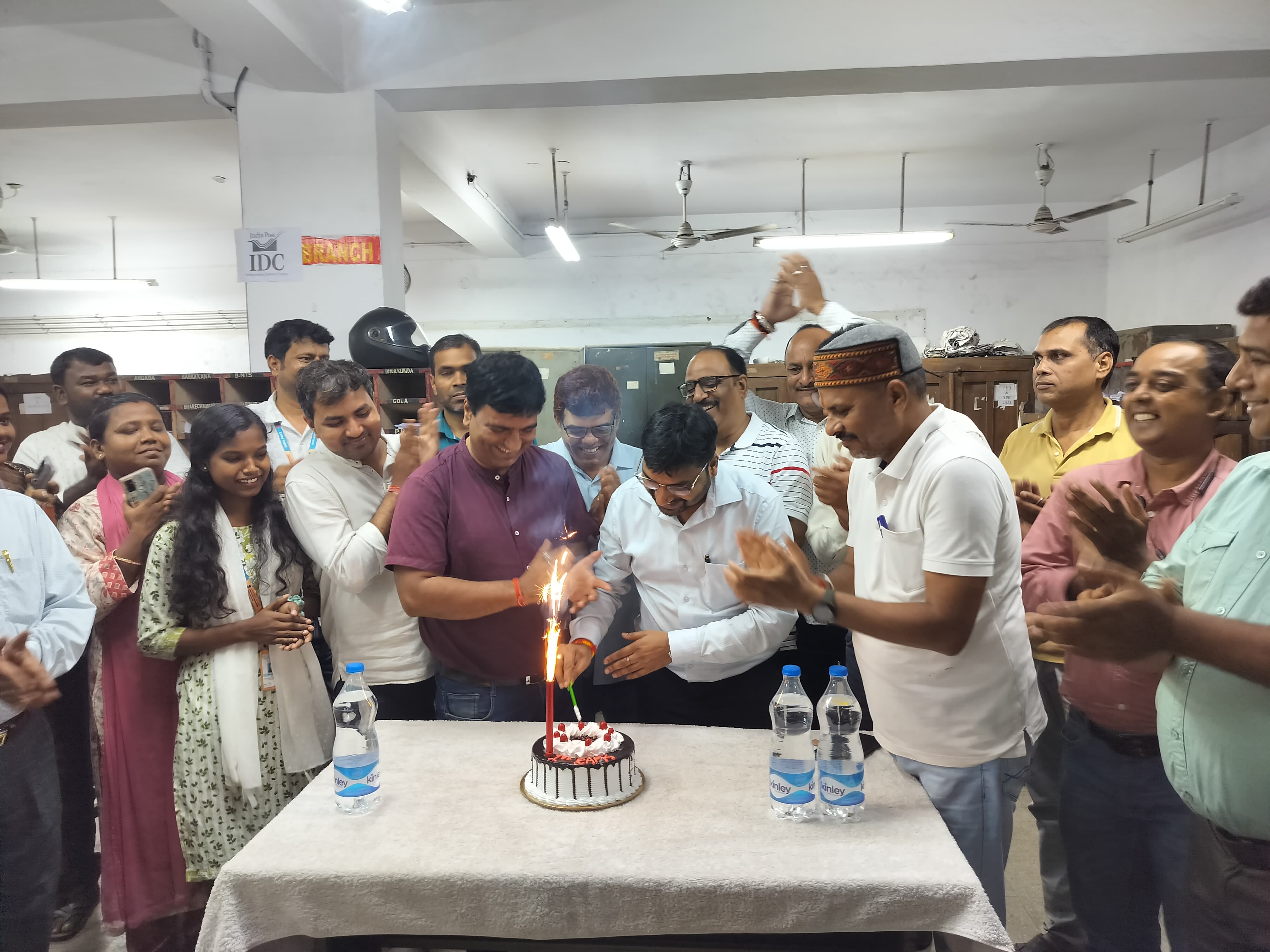 खुशी मनाते प्रधान डाकघर के कर्मचारी