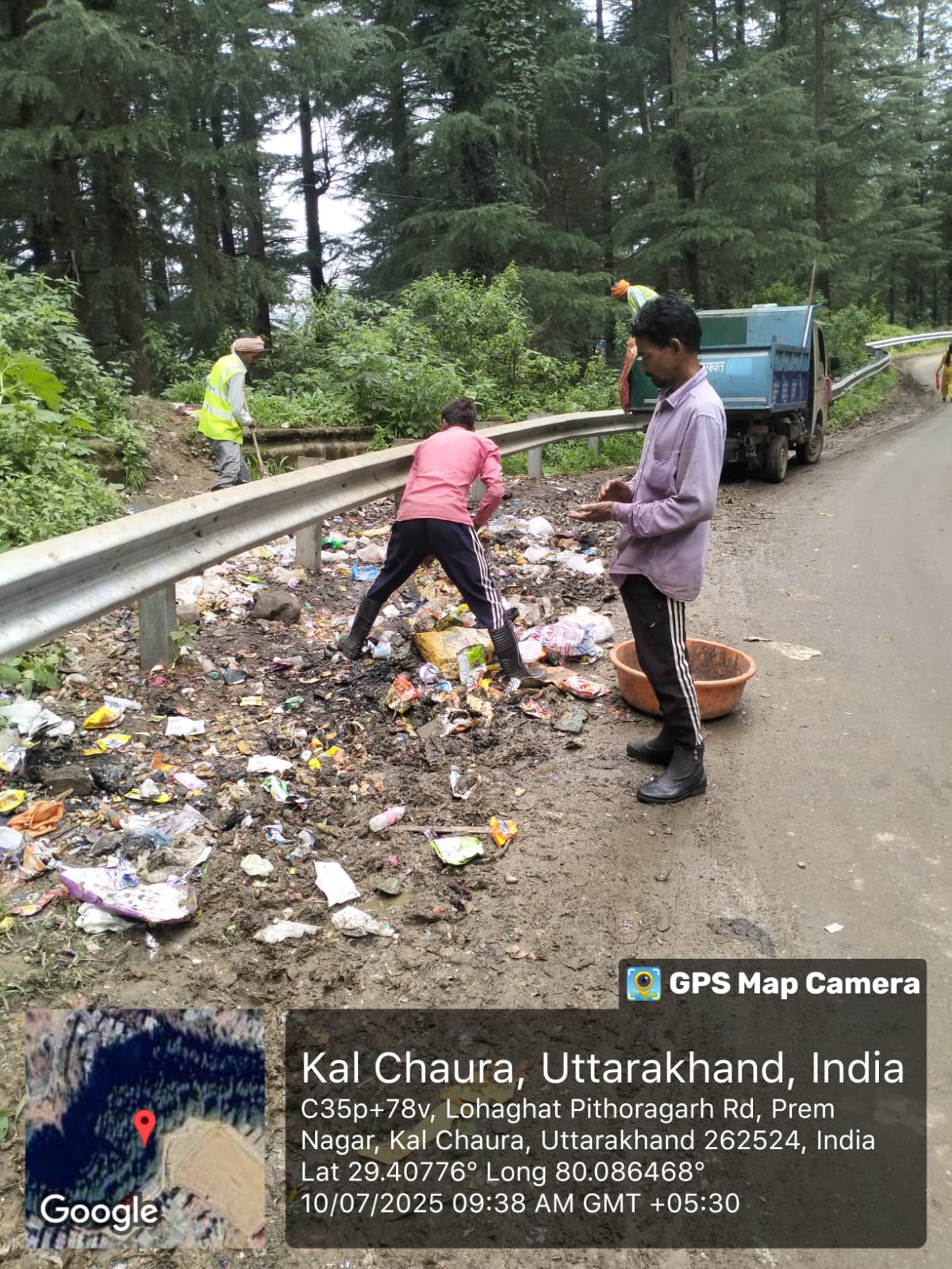 स्वच्छता अभियान चलाते सफाई कर्मी स्वच्छता अभियान चलाते सफाई कर्मी