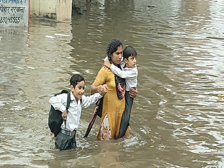खड़ा बरसाती पानी। खड़ा बरसाती पानी।