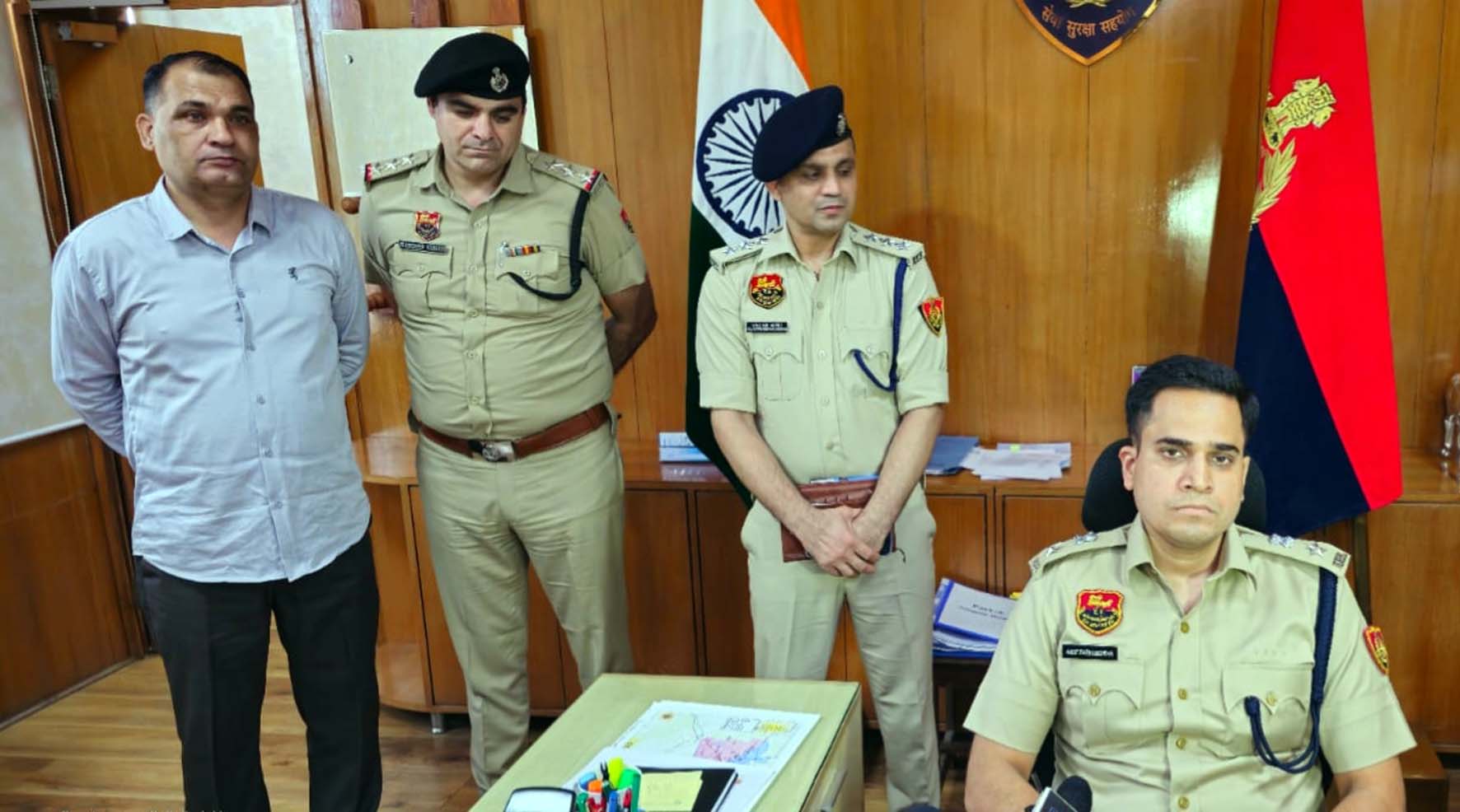 जानकारी देते पुलिस अधीक्षक अमित यशवर्धन उनके साथ हैं डीएसपी रविन्द्र सांगवान व बास थाना प्रभारी इंस्पेक्टर मंदीप सिंह। जानकारी देते पुलिस अधीक्षक अमित यशवर्धन उनके साथ हैं डीएसपी रविन्द्र सांगवान व बास थाना प्रभारी इंस्पेक्टर मंदीप सिंह।