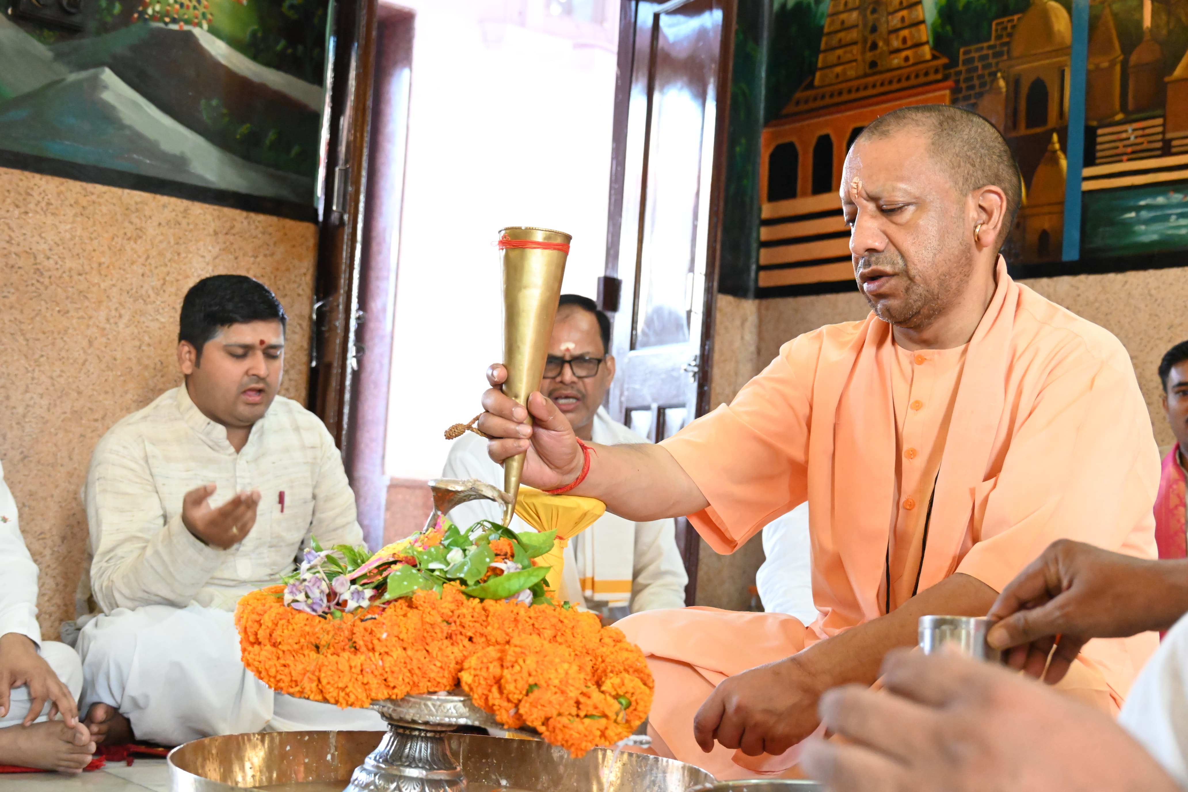 जल, दूध एवं ऋतुफल के रस से हुआ रुद्राभिषेक*