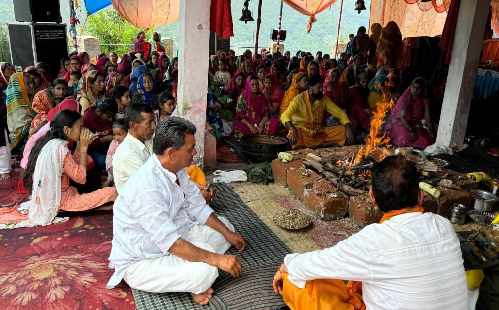 पोखरी चौंडी में श्रीमद देवी भागवत में पूर्णाहुति देते हुए भक्त।