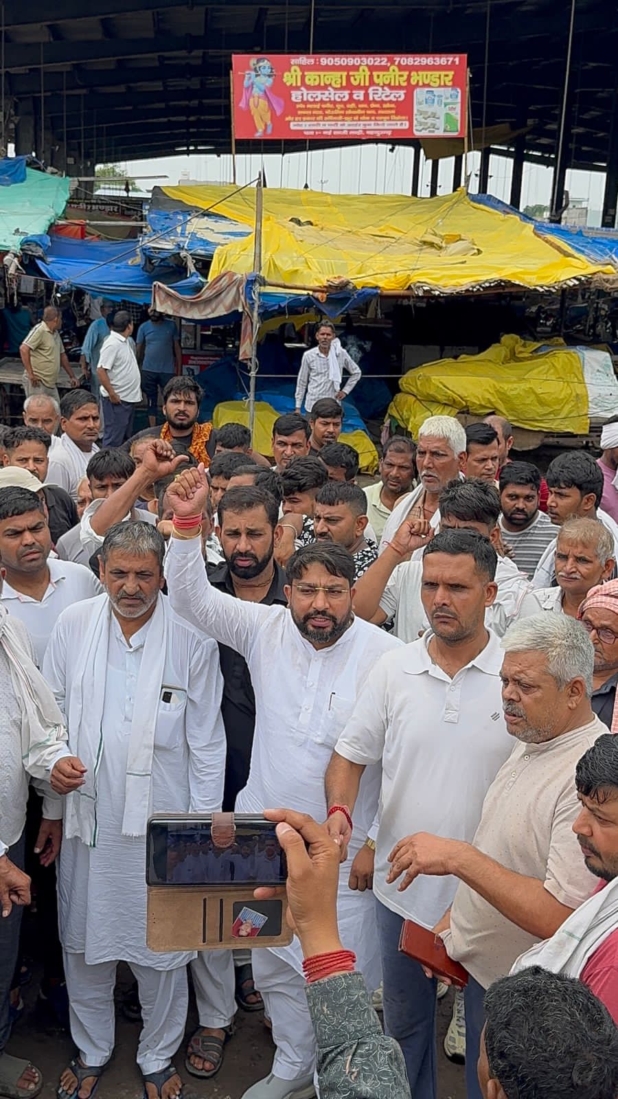 सब्जी मंडी बहादुरगढ़ में हड़ताल समाप्त करने की घोषणा करते संजीव सैनी।