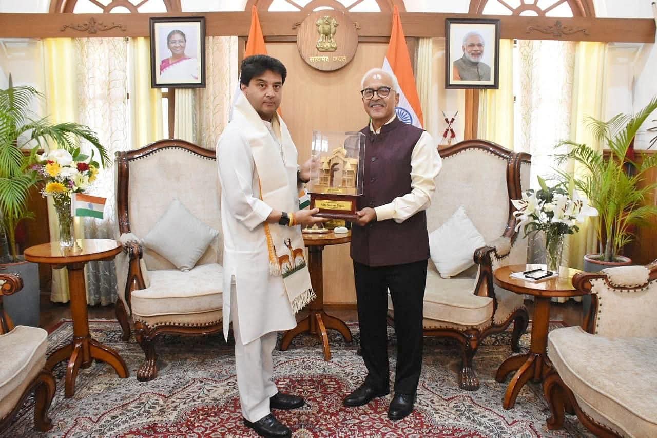 फाइल फोटो: केंद्रीय डोनर मंत्री ज्योतिरादित्य एम सिंधिया तथा मणिपुर के राज्यपाल अजय कुमार भल्ला। फाइल फोटो: केंद्रीय डोनर मंत्री ज्योतिरादित्य एम सिंधिया तथा मणिपुर के राज्यपाल अजय कुमार भल्ला।